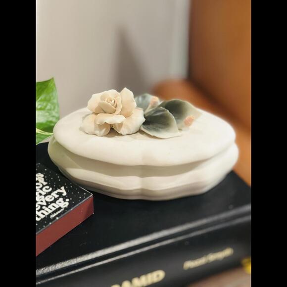 Small Trinket Box Italian Capodimonte with Rose Lid - Picture 7 of 8